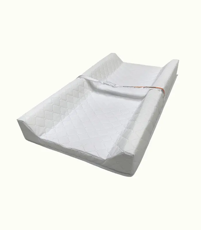 Summer by Ingenuity Cambiador contorneado de la coleccin - Incluye un forro impermeable y una correa de seguridad con hebilla de apertura rápida